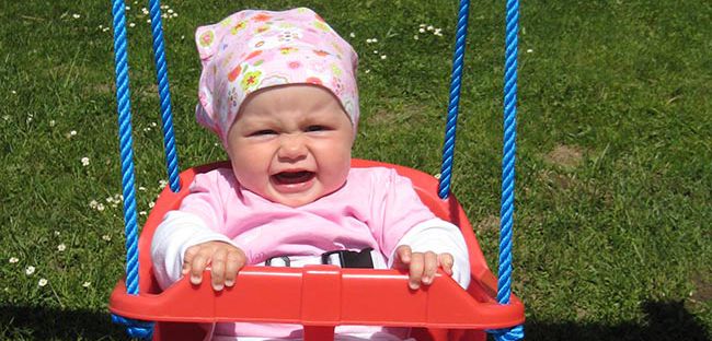 Baby auf der Babyschaukel
